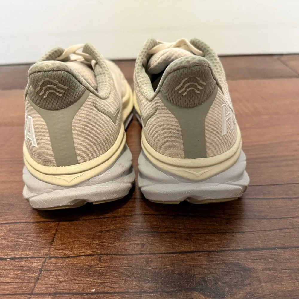 Hoka Clifton 9 Sneakers Mens 9.5 Sand Eggshell Running Shoes 1127895